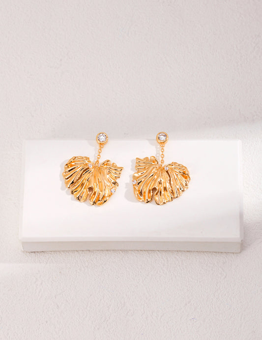 925 sterling silver earrings featuring sparkling zirconia stones with a vintage gold finish. Measuring approximately 3.5cm in height and 2.8cm in width, these elegant earrings add a glamorous touch to any outfit, perfect for both special occasions and everyday wear.
