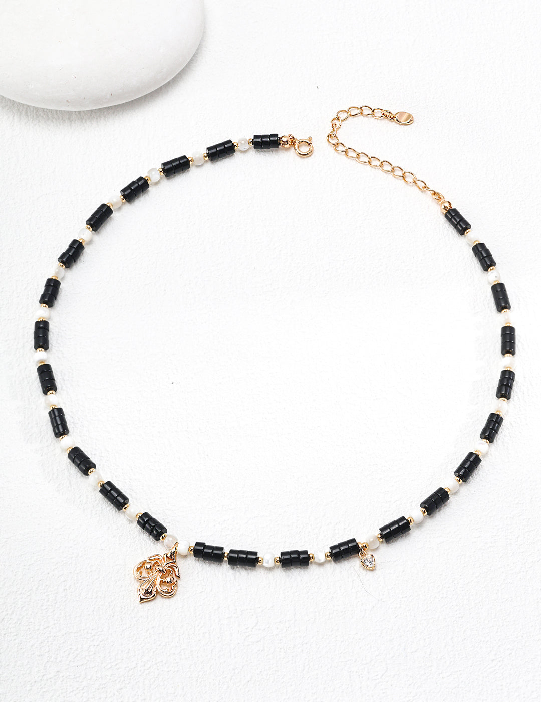 Vintage gold necklace made from high-quality 925 sterling silver, featuring black agate and shell accents with sparkling zircon details. This adjustable necklace measures 38cm with a 6cm extension chain and includes a pendant size of approximately 1.2cm x 1.5cm. Perfect for adding vintage charm and modern sophistication to any outfit, suitable for both everyday wear and special occasions.