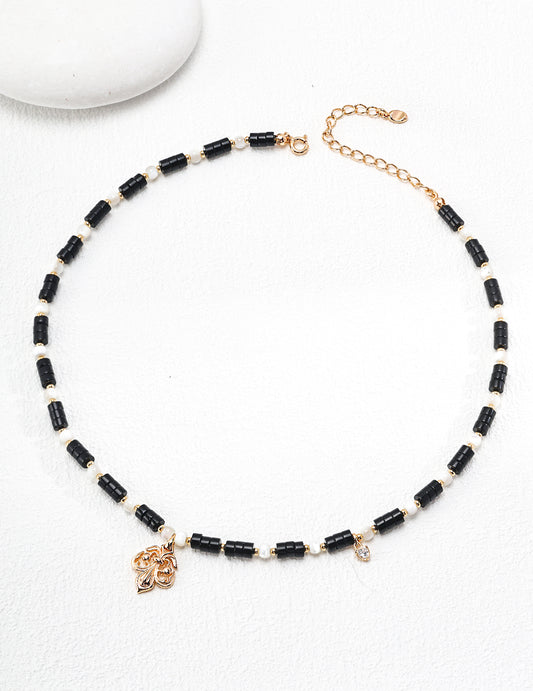 Vintage gold necklace made from high-quality 925 sterling silver, featuring black agate and shell accents with sparkling zircon details. This adjustable necklace measures 38cm with a 6cm extension chain and includes a pendant size of approximately 1.2cm x 1.5cm. Perfect for adding vintage charm and modern sophistication to any outfit, suitable for both everyday wear and special occasions.