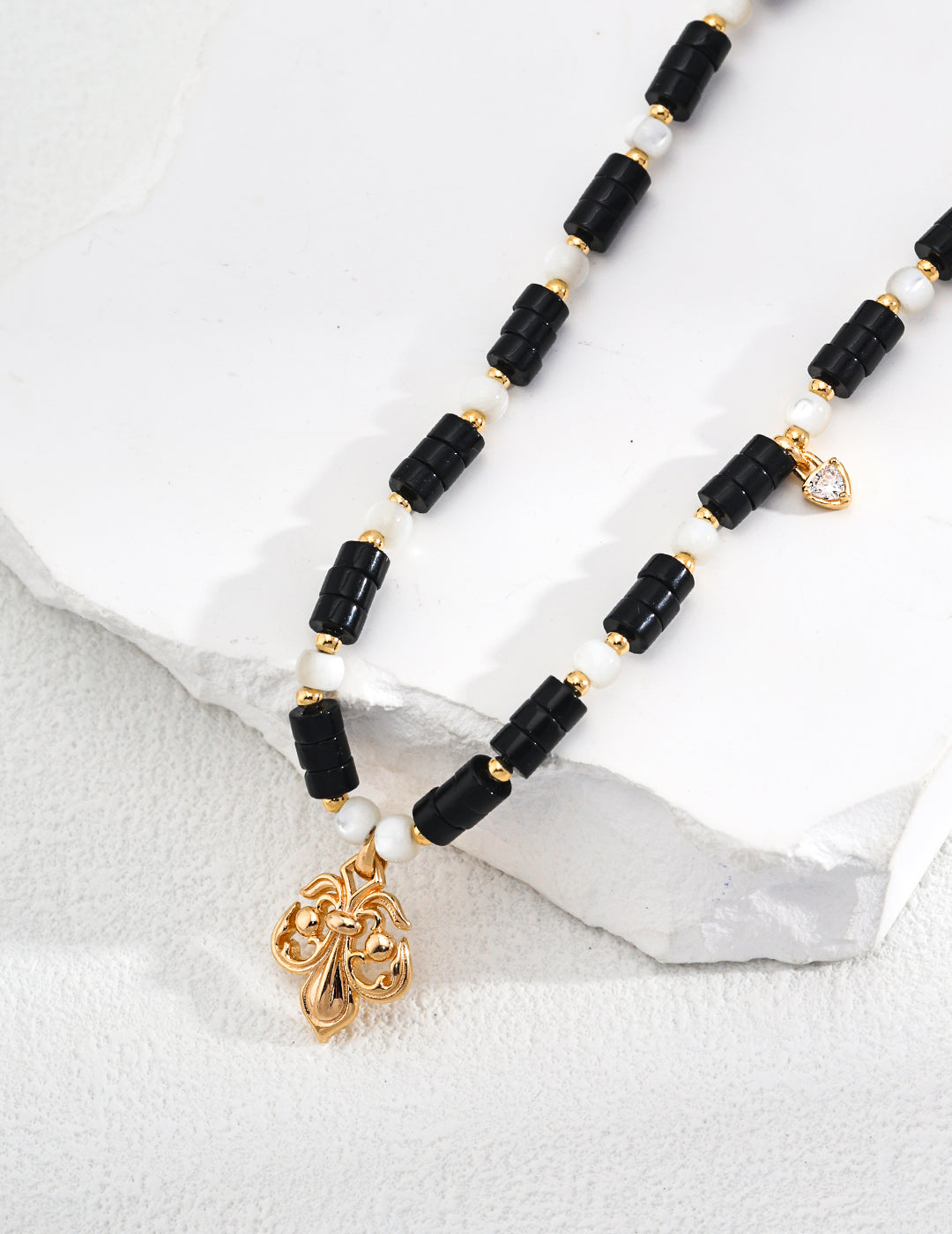 Vintage gold necklace made from high-quality 925 sterling silver, featuring black agate and shell accents with sparkling zircon details. This adjustable necklace measures 38cm with a 6cm extension chain and includes a pendant size of approximately 1.2cm x 1.5cm. Perfect for adding vintage charm and modern sophistication to any outfit, suitable for both everyday wear and special occasions.