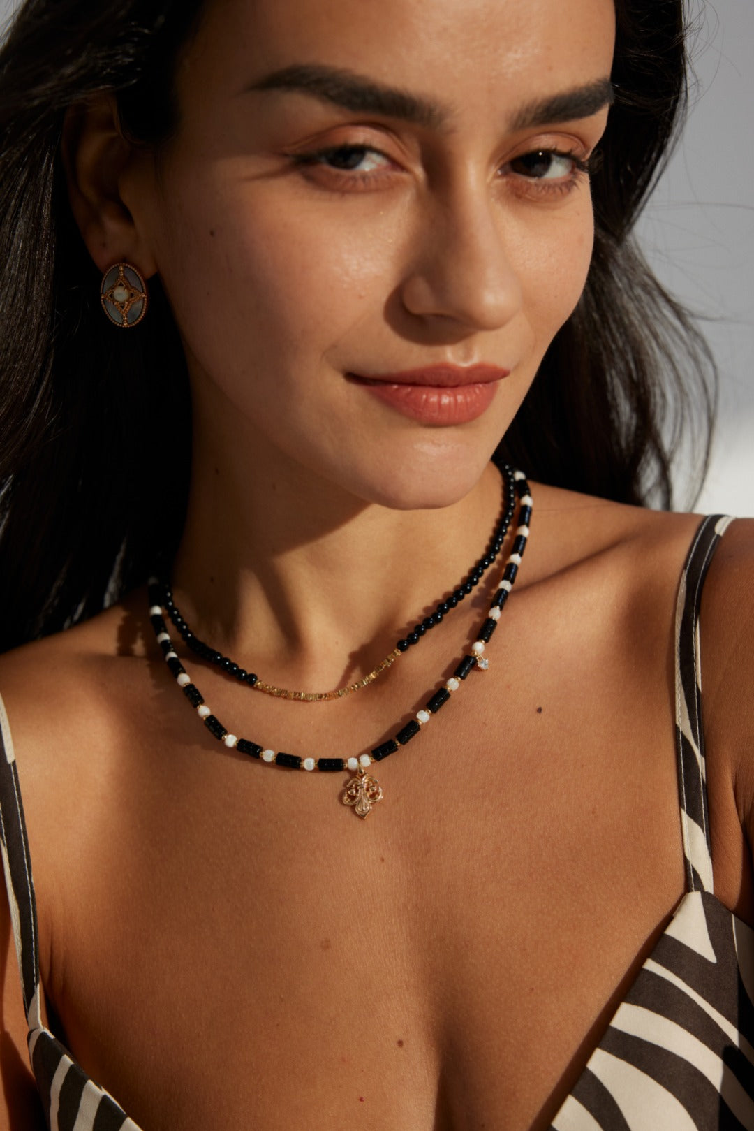 Vintage gold necklace made from high-quality 925 sterling silver, featuring black agate and shell accents with sparkling zircon details. This adjustable necklace measures 38cm with a 6cm extension chain and includes a pendant size of approximately 1.2cm x 1.5cm. Perfect for adding vintage charm and modern sophistication to any outfit, suitable for both everyday wear and special occasions.