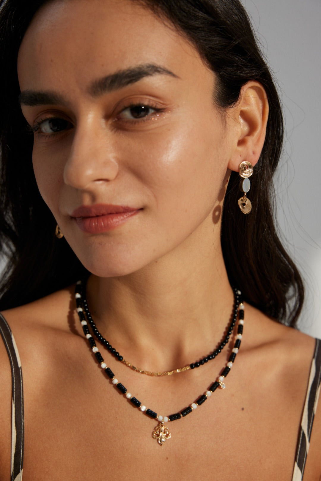 Vintage gold necklace made from high-quality 925 sterling silver, featuring black agate and shell accents with sparkling zircon details. This adjustable necklace measures 38cm with a 6cm extension chain and includes a pendant size of approximately 1.2cm x 1.5cm. Perfect for adding vintage charm and modern sophistication to any outfit, suitable for both everyday wear and special occasions.