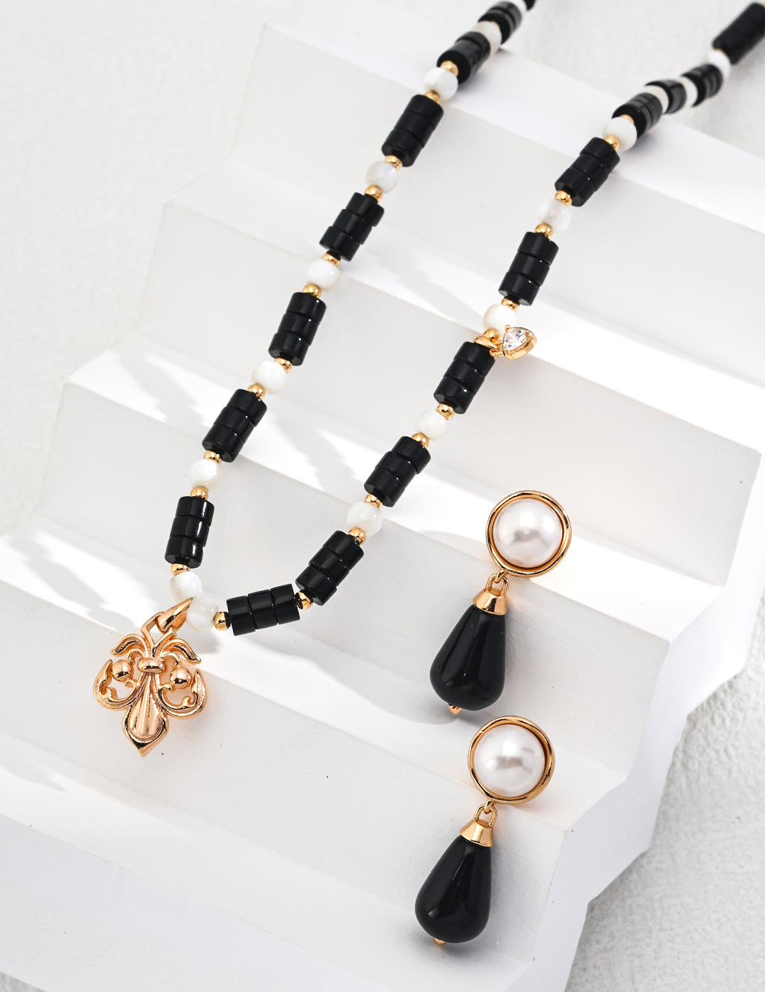 Vintage gold necklace made from high-quality 925 sterling silver, featuring black agate and shell accents with sparkling zircon details. This adjustable necklace measures 38cm with a 6cm extension chain and includes a pendant size of approximately 1.2cm x 1.5cm. Perfect for adding vintage charm and modern sophistication to any outfit, suitable for both everyday wear and special occasions.