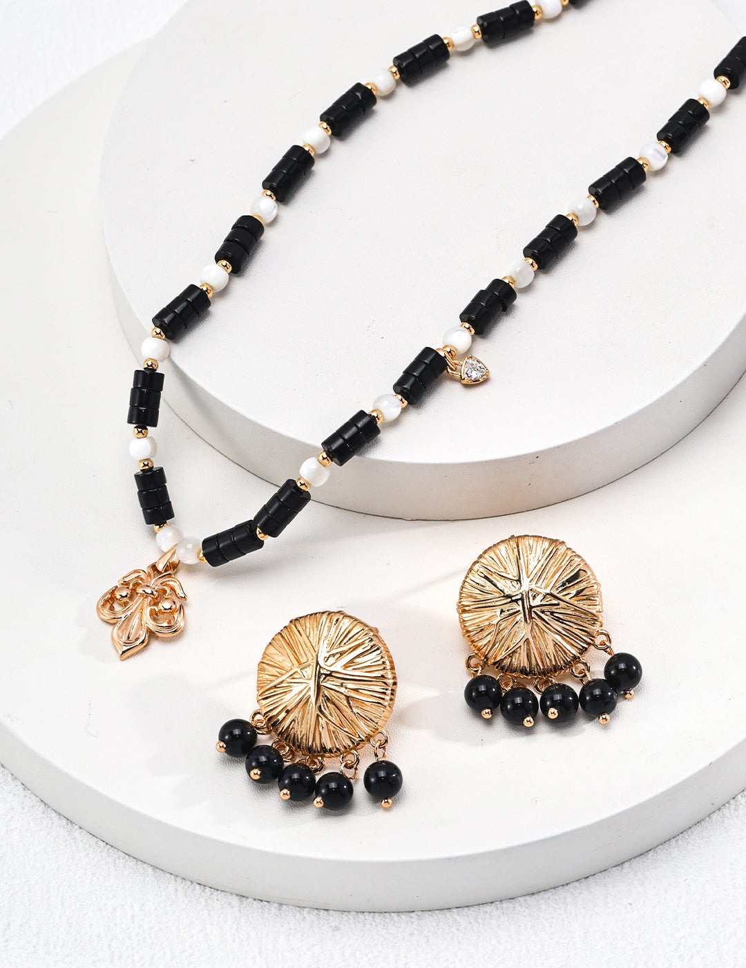 Vintage gold necklace made from high-quality 925 sterling silver, featuring black agate and shell accents with sparkling zircon details. This adjustable necklace measures 38cm with a 6cm extension chain and includes a pendant size of approximately 1.2cm x 1.5cm. Perfect for adding vintage charm and modern sophistication to any outfit, suitable for both everyday wear and special occasions.