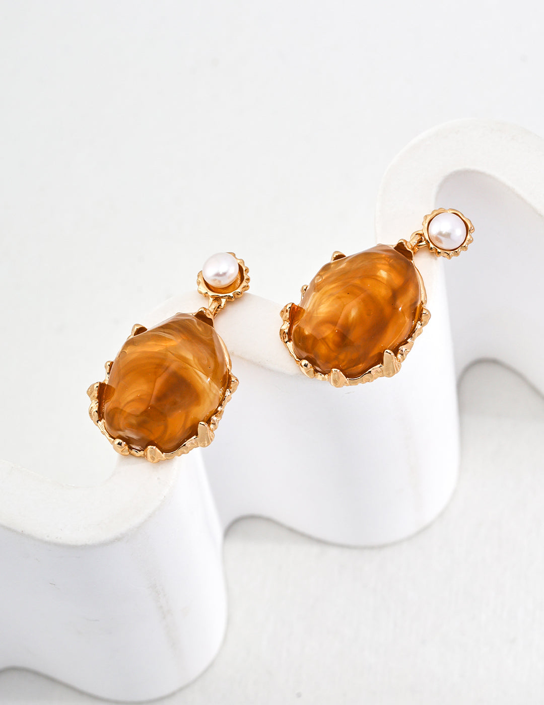 Elegant earrings crafted from premium 925 sterling silver, featuring lustrous 5mm natural pearls and eye-catching resin stones, finished in a vintage gold hue. Measuring 3.6cm in height and 2cm in width, these earrings embody the charm of vintage jewelry, making them perfect for formal events or adding a touch of flair to everyday outfits.