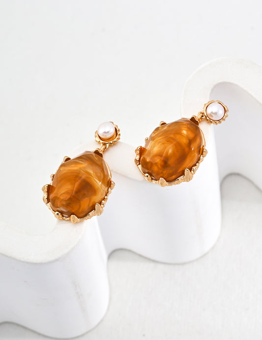 Elegant earrings crafted from premium 925 sterling silver, featuring lustrous 5mm natural pearls and eye-catching resin stones, finished in a vintage gold hue. Measuring 3.6cm in height and 2cm in width, these earrings embody the charm of vintage jewelry, making them perfect for formal events or adding a touch of flair to everyday outfits.