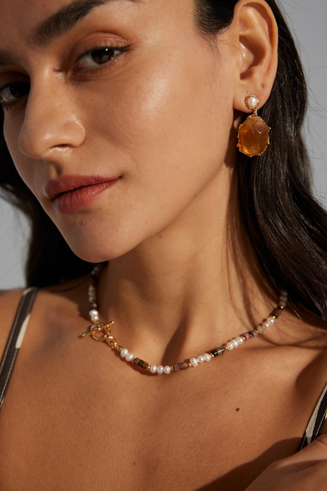 Elegant earrings crafted from premium 925 sterling silver, featuring lustrous 5mm natural pearls and eye-catching resin stones, finished in a vintage gold hue. Measuring 3.6cm in height and 2cm in width, these earrings embody the charm of vintage jewelry, making them perfect for formal events or adding a touch of flair to everyday outfits.