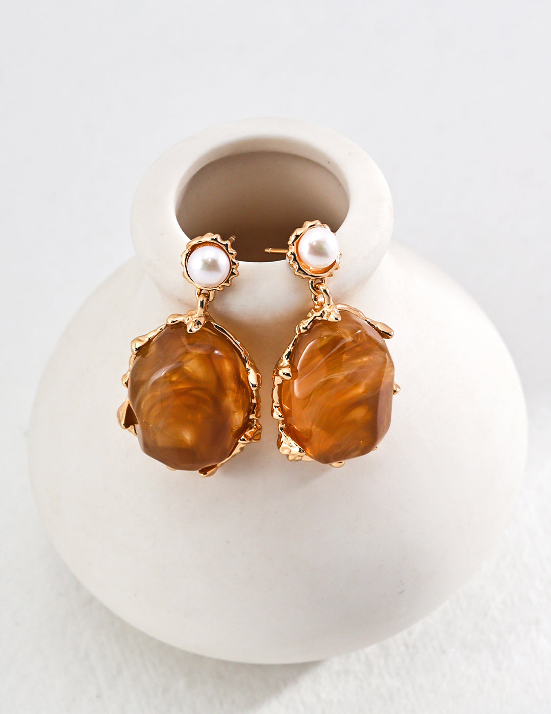 Elegant earrings crafted from premium 925 sterling silver, featuring lustrous 5mm natural pearls and eye-catching resin stones, finished in a vintage gold hue. Measuring 3.6cm in height and 2cm in width, these earrings embody the charm of vintage jewelry, making them perfect for formal events or adding a touch of flair to everyday outfits.