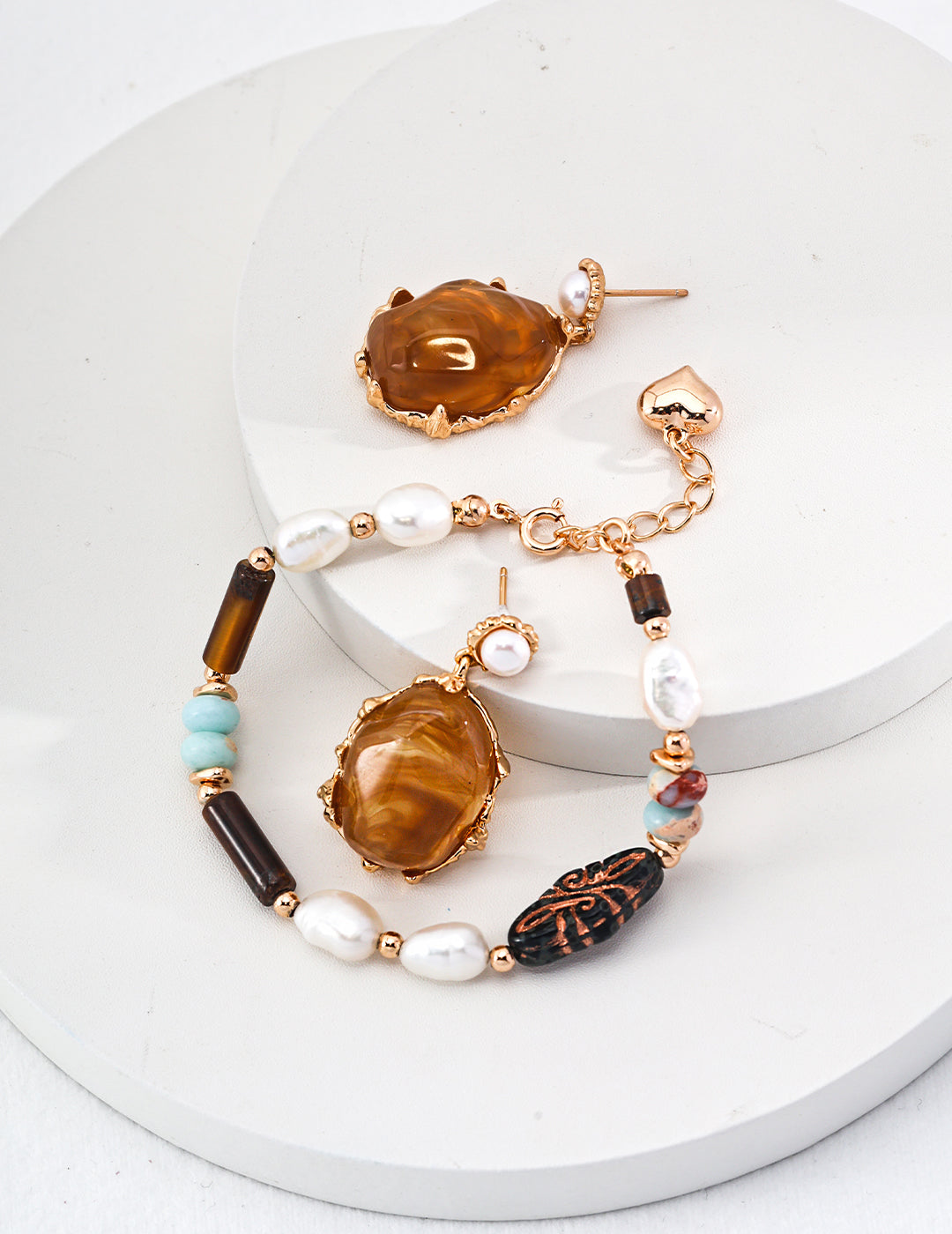 Elegant earrings crafted from premium 925 sterling silver, featuring lustrous 5mm natural pearls and eye-catching resin stones, finished in a vintage gold hue. Measuring 3.6cm in height and 2cm in width, these earrings embody the charm of vintage jewelry, making them perfect for formal events or adding a touch of flair to everyday outfits.