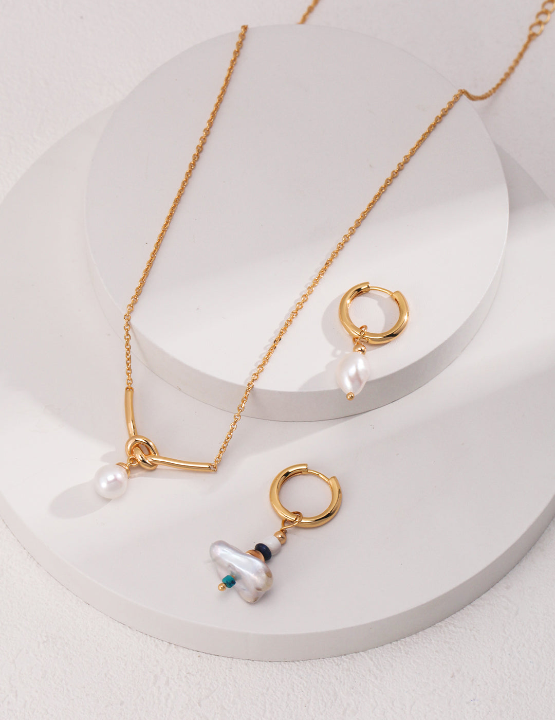 Handcrafted necklace in vintage gold finish, featuring 925 silver with pearls, lapis lazuli, phoenix pine, and mother-of-pearl. The design includes irregular pearls, a 4cm main pendant, and a 3.5cm smaller pendant, creating a sophisticated and unique look.