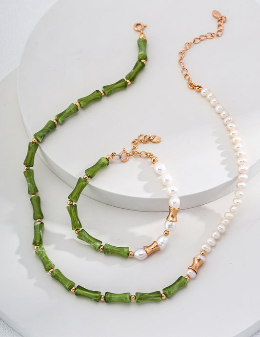 Elegant necklace crafted from 925 sterling silver with a vintage gold finish, featuring natural pearls and resin stones. The necklace measures 38cm with a 6cm extension chain, with 5mm pearls and 1.2mm x 0.5mm resin stones. Perfect for special occasions or everyday elegance.